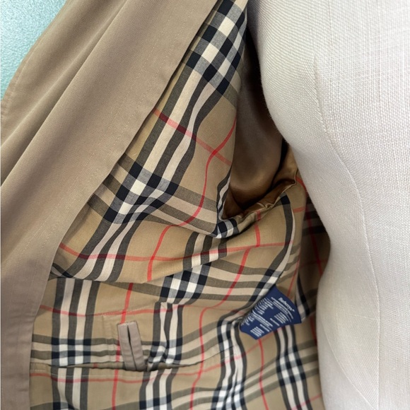 Women’s Burberry Tan Coat with Plaid Lining - Picture 10 of 16